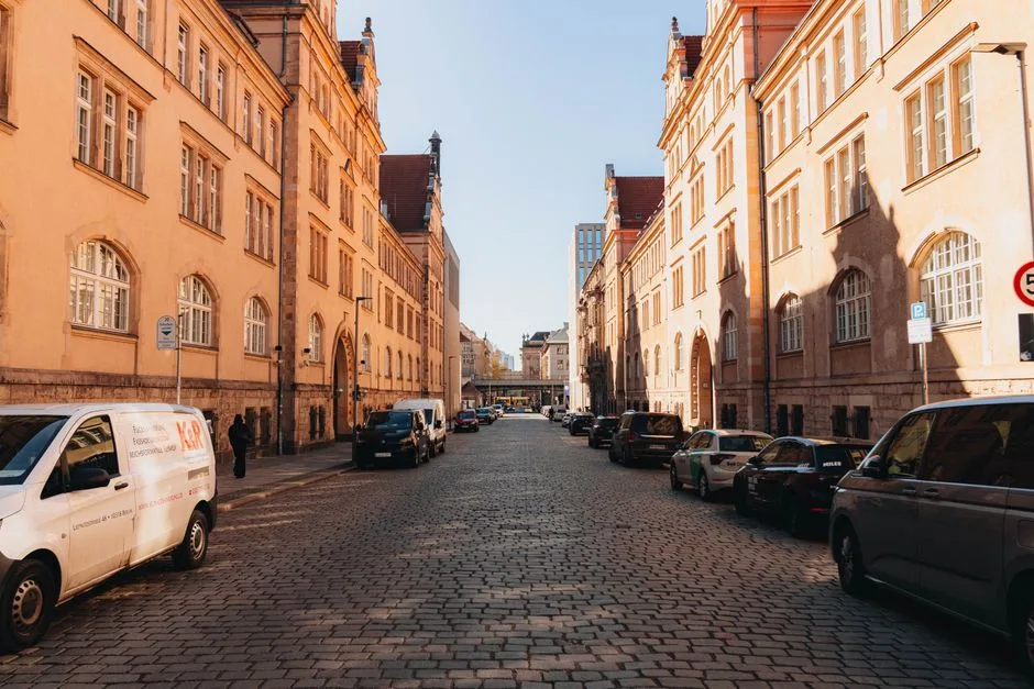 Zugeparkte Altbaustraße mit Kopfsteinpflaster, wie sie im Norden Neuköllns typisch ist